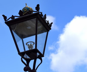Kunstvolle Straßenlaterne vor blauem Sommerhimmel