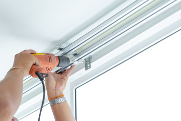 Screw the screws to install the curtains by professional technicians