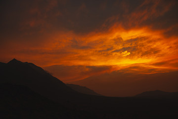 Obraz premium Orange Sunset in the Hills