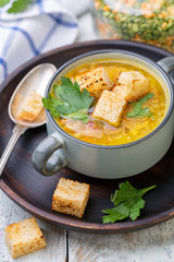 Pea soup with smoked ribs and croutons in a bowl.