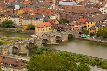Blick auf die alte Mainbrücke in würzburg 