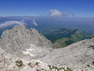 panorama suggestivo scalando il rilievo del Gran Sasso in Italia