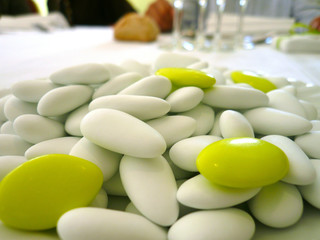 dragées aux amandes vertes et blanches