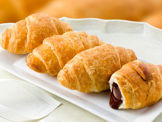 croisant relleno chocolate.  chocolate filled croissant