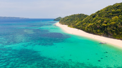 Puka Muschelstrand. Breiter tropischer Strand mit weißem Sand. Schöner weißer Strand und azurblaues Wasser auf der Insel Boracay, Philippinen, Draufsicht. Touristen entspannen sich am Strand.