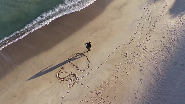 Dron volando por la playa
