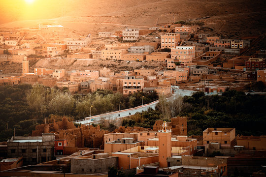 Stadt in der W&uuml;ste bei Sonnenaufgang in Marokko