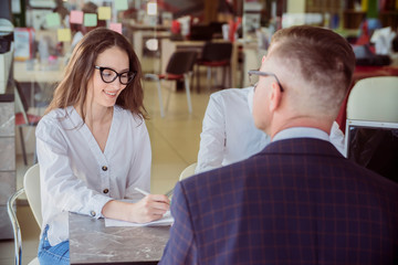 Obraz premium Couple meeting with financial advisor. Businessman with customers