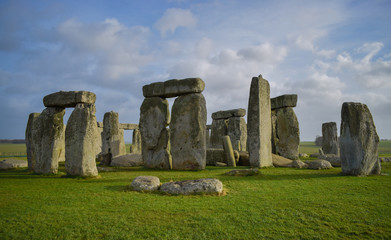 Vista panorámica de Stonehenge con cielo azul y nubes. Monumento megalítico inglés tipo cromlech. © Josu Etxeberria