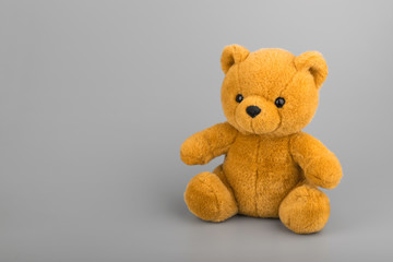 Obraz premium Teddy bear on grey background copyspace