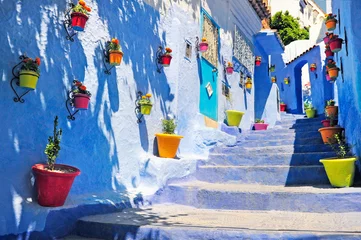 Rolgordijnen Typische mooie Marokkaanse architectuur in de blauwe stadsmedina van Chefchaouen in Marokko met blauwe muren © Andrii Vergeles