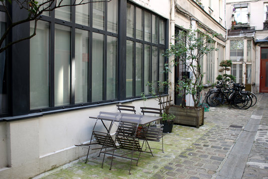 Paris - Cour Int&eacute;rieure