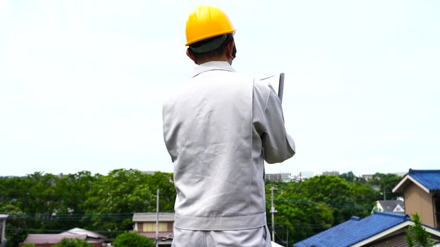 住宅街に立つヘルメットの男性　宅地開発　現地調査　ノート　環境音有