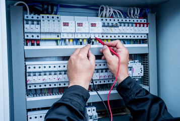 Electrical measurements with multimeter tester