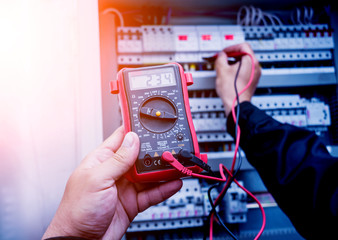 Electrical measurements with multimeter tester