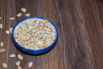 mani en mesa de madera cenital  