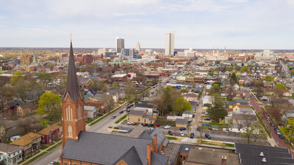 Obraz premium Widok z lotu ptaka na panoramę centrum miasta w Fort Wayne Indiana