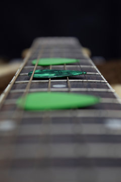 Guitarra viol&atilde;o instrumento palheta