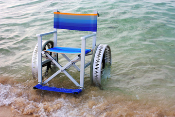 Sedia a rotelle in spiaggia per persone con disabilità 