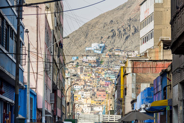 Vista de un barrio empobrecido en Lima 