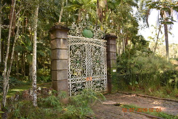 Portão de ferro branco vintage em parque de São Paulo