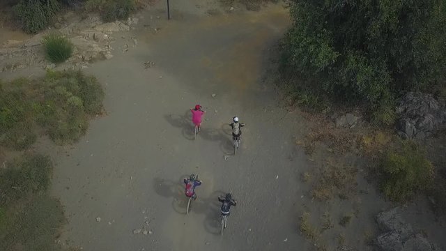 j&oacute;venes andando en bicicleta en la monta&ntilde;a