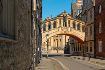 Cercles muraux Pont des Soupirs Bridge of sighs in Oxford against the backdrop of a clear, sunny sky.