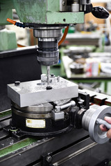 切削加工中のフライス盤