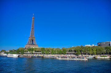 Naklejka premium A view of the Eiffel Tower in Paris, France.