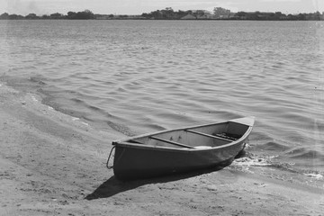 Barco a la orilla del manso río 