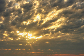 Nubes con el resplandor del sol y la inmensidad del cielo 