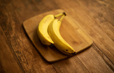 banana platanos juntos en tabla de cortar