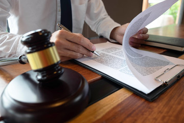 Consultation of lawyers in doing business or judging cases according to justice