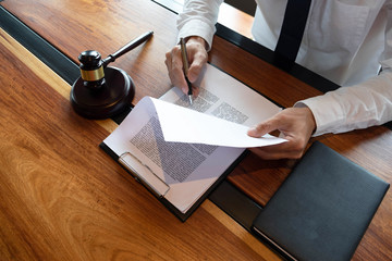 Consultation of lawyers in doing business or judging cases according to justice