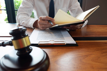 Consultation of lawyers in doing business or judging cases according to justice