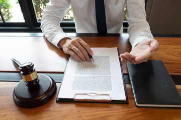 Consultation of lawyers in doing business or judging cases according to justice