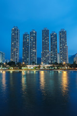 Plakat High rise residential building in Hong Kong city at dusk