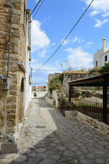 strasse in dorf argiroupolis auf kreta, griechenland