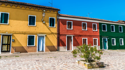 The three houses: red, yellow, green