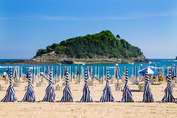 Naklejka premium Ondarreta beach in a sunny day, San Sebastian (Spain)