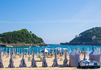 Fototapeta premium Ondarreta beach in a sunny day, San Sebastian (Spain)