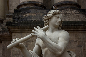 Bird on sculpture`s head © Hanna