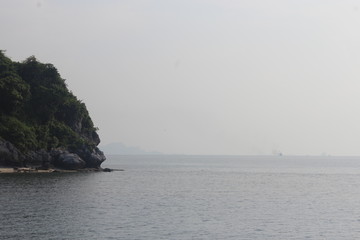 Fototapeta na wymiar ocean and rocks in thailand 
