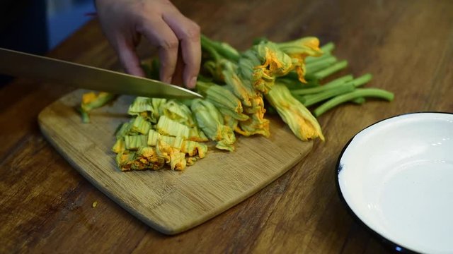 manos cortando vegetales con cuchillo