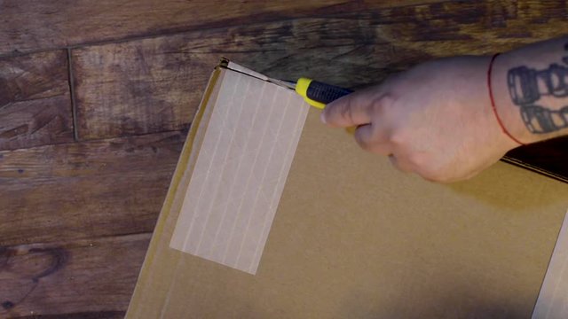 unboxing abriendo un paquete caja carton env&iacute;o a domicilio mensajer&iacute;a