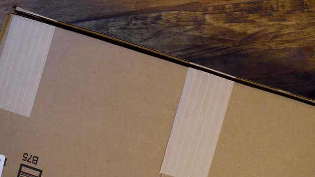 abriendo un paquete caja carton con navaja