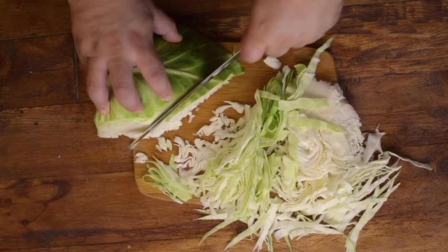 Cortando repollo col ensalada