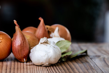Oignons échalotes et ail, ingrédients aromatiques