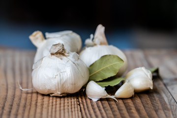 Gousses d'ail et laurier dans la cuisine