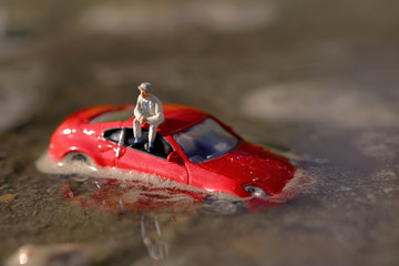 洪水で浸水した自動車とドライバー